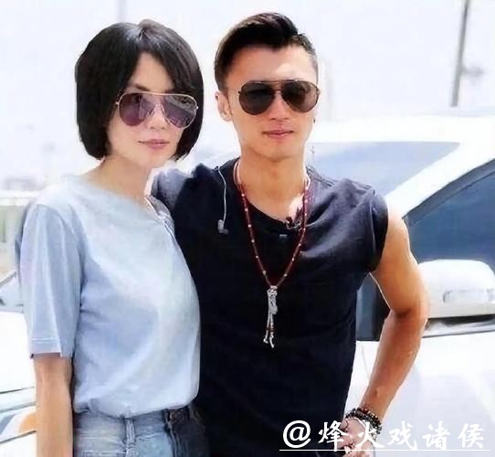 谢霆锋顶着一头亮黄毛走上红毯,王菲挽着他胳膊,两人像散步一样晃进镜头 谢霆锋顶着一头亮黄毛走上红毯,王菲挽着他胳膊,两人像散步一样晃进镜头