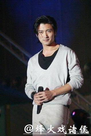 谢霆锋顶着一头亮黄毛走上红毯,王菲挽着他胳膊,两人像散步一样晃进镜头 谢霆锋顶着一头亮黄毛走上红毯,王菲挽着他胳膊,两人像散步一样晃进镜头