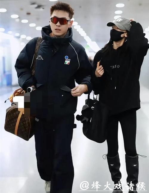 吴谨言洪尧机场甜蜜同框！两人边走边聊，吴谨言看着就幸福，推着行李箱的洪尧，脸上一个创可贴引关注
