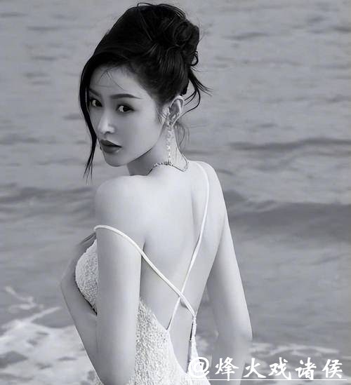 张天爱锁骨受关注，一字眉遭吐槽，成长经历引网友讨论