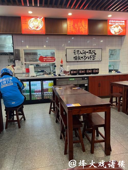 “1m²暖心面馆”落地上海虹桥,一碗热面温暖城市建设者 “1m²暖心面馆”落地上海虹桥,一碗热面温暖城市建设者