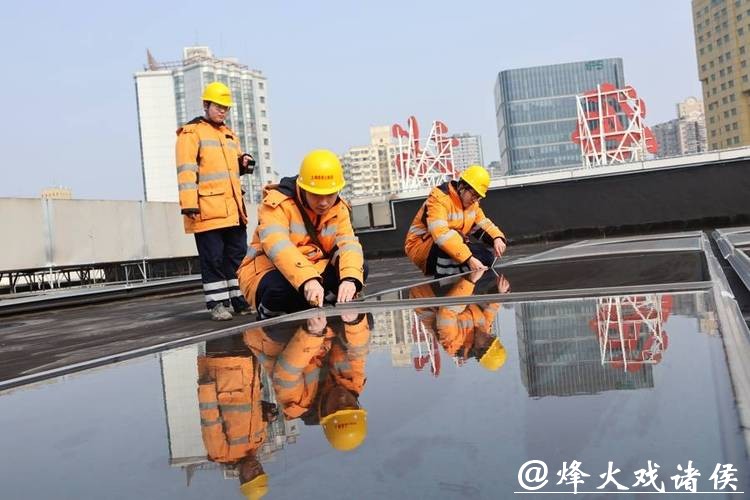 新春走基层丨00后！他们在30米高空，为春运“飞檐走壁”